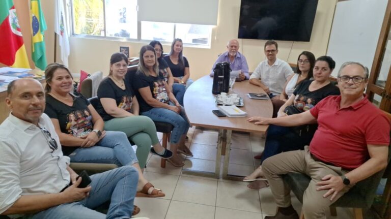 Atendentes de creche se reúnem com o prefeito para tratar de equiparação salarial; tema já está em análise na Câmara