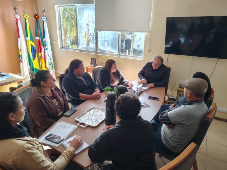 Prefeito recebe representantes da Associação de Moradores do Bairro São Francisco