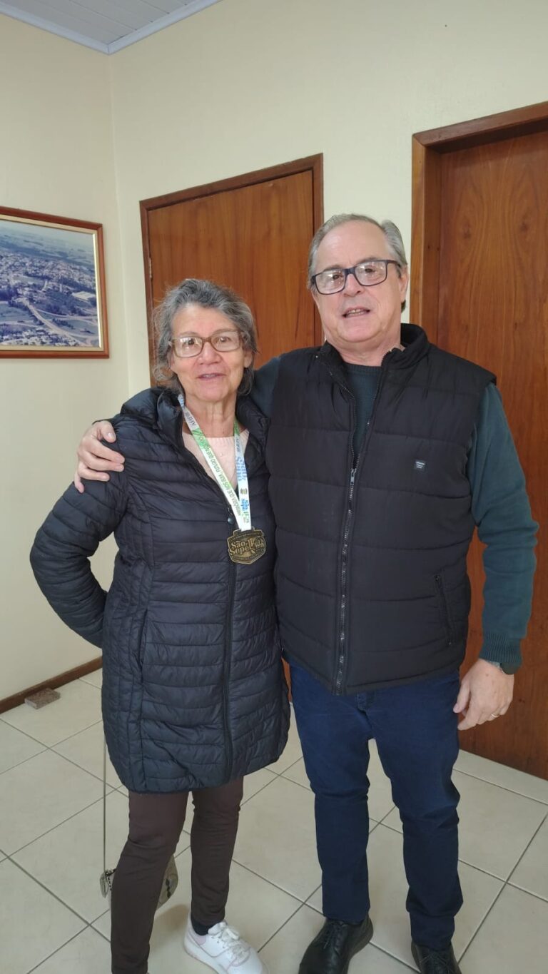 Zilca Camargo recebe medalha no gabinete do prefeito