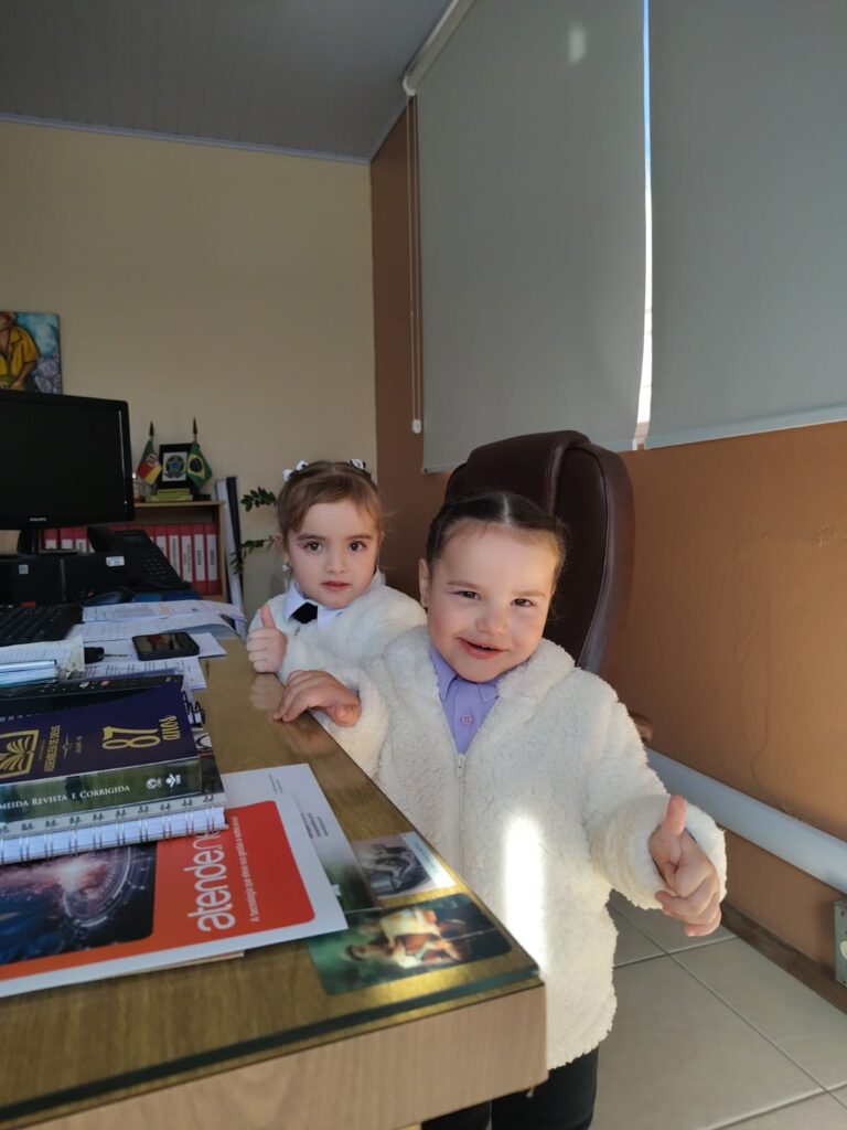 Alunas da EMEI Dona Maria Liberata Fraga Prates vivenciam experiência democrática em visita ao gabinete municipal