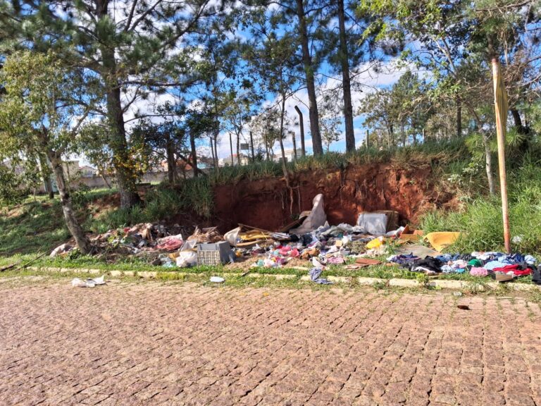 Prefeitura repudia descarte irregular de lixo próximo ao cemitério e reforça ampliação dos contêineres na cidade