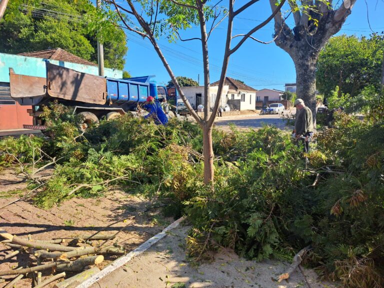 Limpeza urbana é intensificada em São Sepé com recolhimento de entulhos e manutenção de espaços públicos