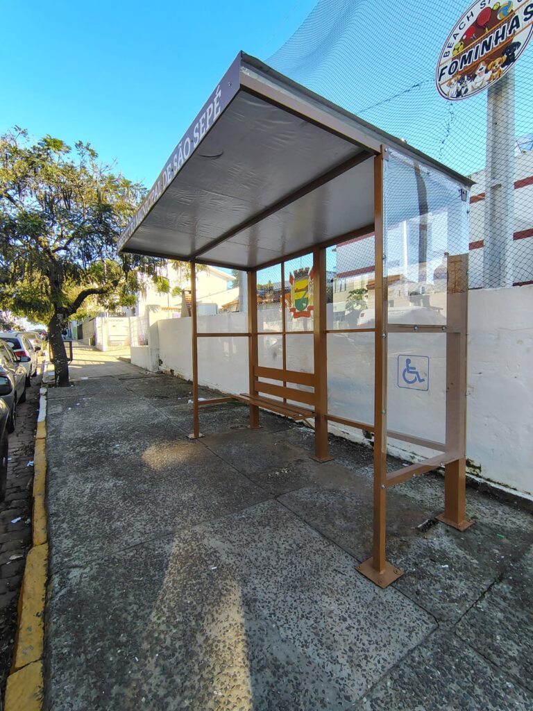 Prefeitura de São Sepé moderniza paradas de ônibus com estruturas inclusivas e mais confortáveis