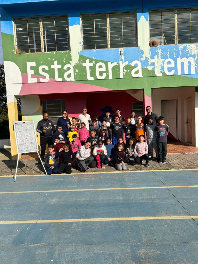 Projeto Gol de Esperança recebe visita do árbitro profissional Tiago Stoduto