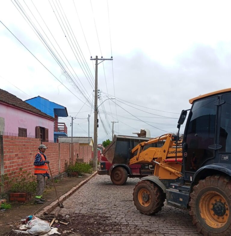 Prefeitura realiza força-tarefa de limpeza nos contêineres e reforça pedido de conscientização da população