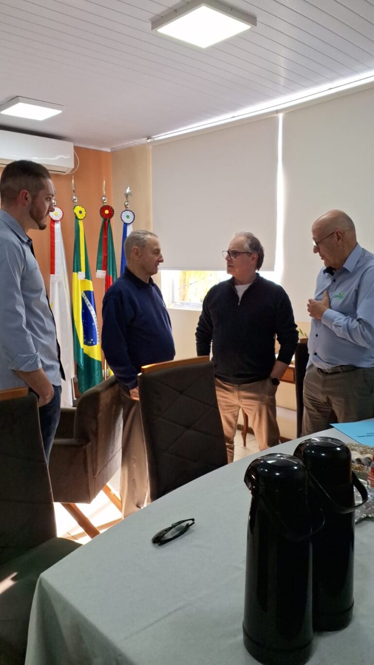 Prefeito recebe dirigentes da CAMNPAL e entrega ofício em reconhecimento à trajetória da cooperativa