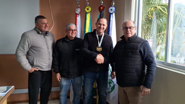 Representantes da Loja Maçônica Paz e Labor recebem Medalha do Sesquicentenário de São Sepé