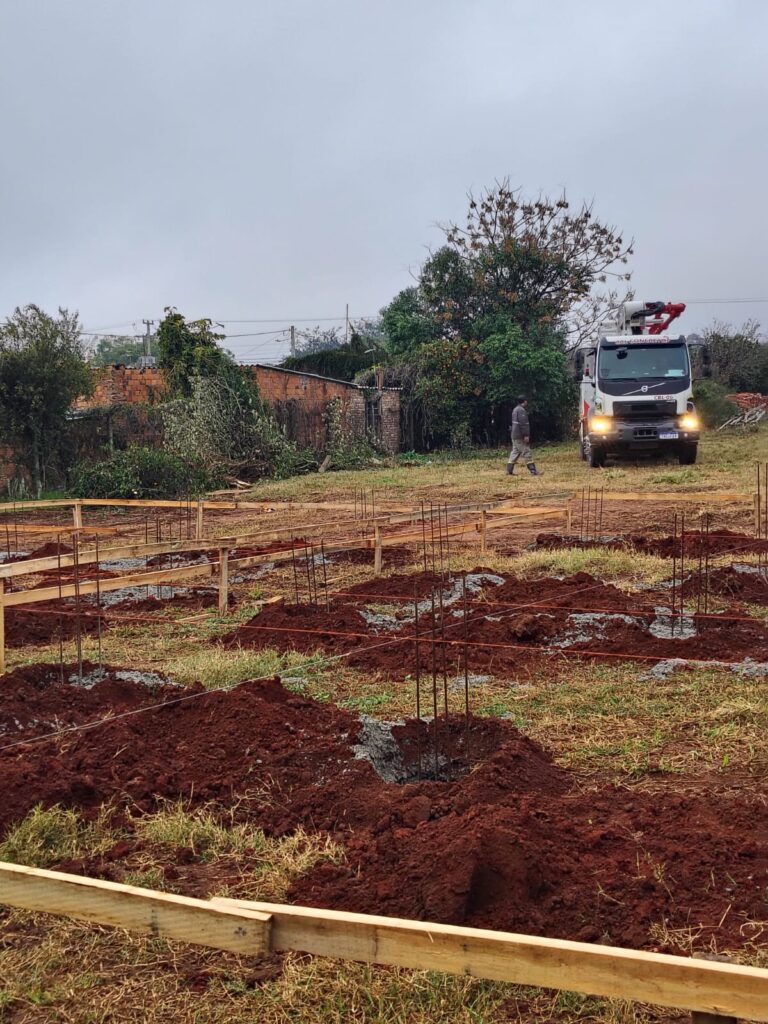 Concretagem marca avanço na construção de novas casas populares no bairro Lôndero