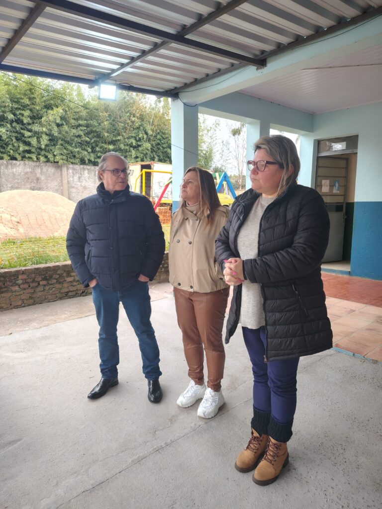 Prefeito e secretária de Educação acompanham funcionamento das EMEIs durante alteração excepcional de horário