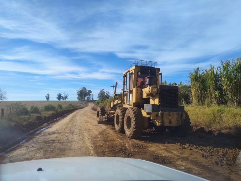 Secretaria de Obras intensifica melhorias em estrada rural do Terceiro Distrito