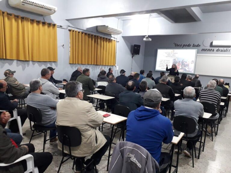 Motoristas e empresários do transporte escolar participam de formação promovida em parceria com a PRF