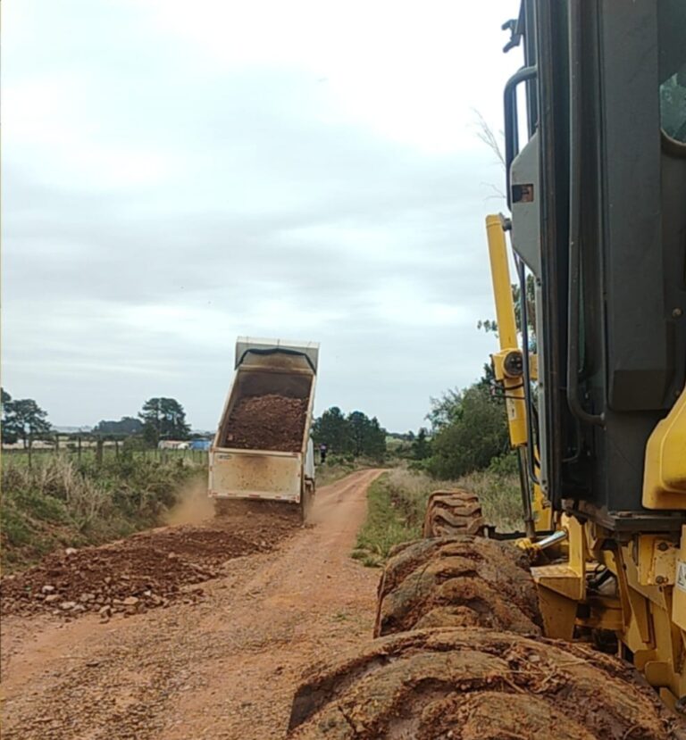 Prefeitura realiza manutenção de estradas na Coxilha Verde e Tupanci