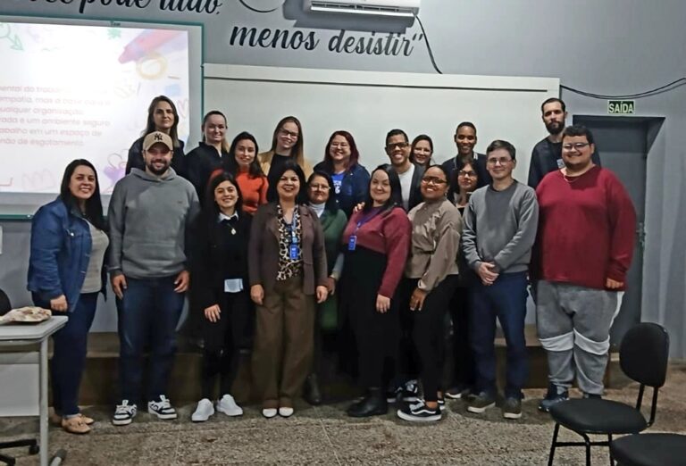 SMED promoveu formação para secretários escolares e equipe administrativa com foco em integração e saúde mental