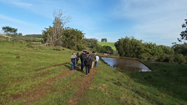 Equipes realizam caminhada teste para preparar percurso da Caminhada Internacional na Natureza