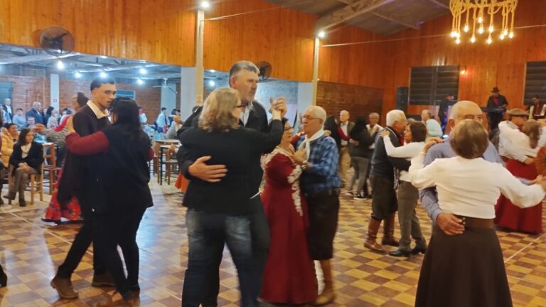 Galpão Tio Lautério reúne comunidade em noite de tradição e música nos Festejos Farroupilhas