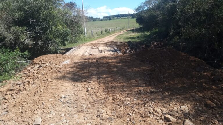 Secretaria de Obras realiza manutenção na ponte do Anaurelino, no Corredor do Funcho