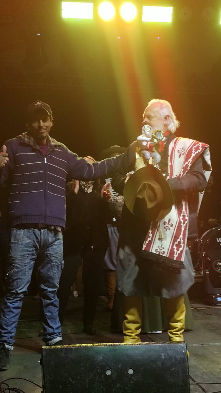 Artista plástico de São Sepé homenageia Mano Lima durante show dos Festejos Farroupilhas