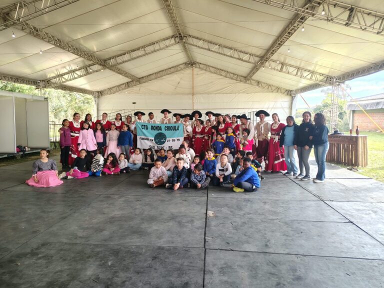 Acampamento Farroupilha recebe estudantes em tarde de valorização da cultura gaúcha