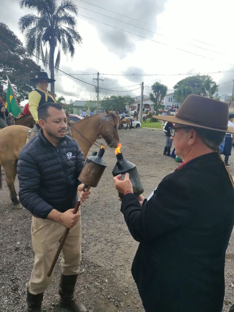 Chama Crioula foi distribuída às entidades e marcou abertura oficial da Semana Farroupilha em São Sepé