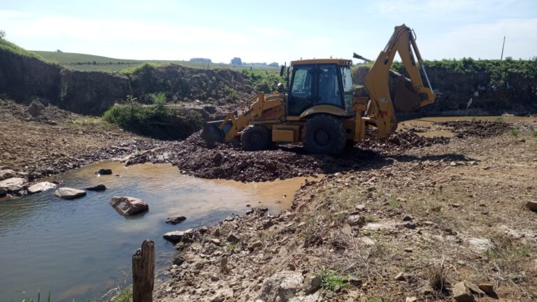 Secretaria de Obras realiza manutenção no desvio do Corredor dos Graxaim
