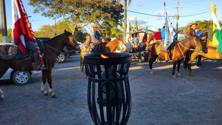 Chama Crioula chega a São Sepé conduzida por cavalarianos do município