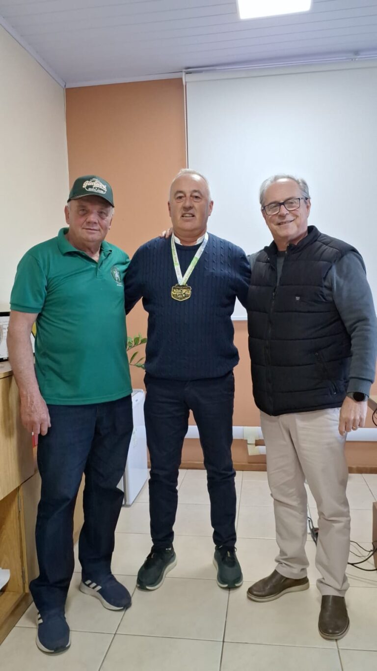 Descendente de família italiana é recebido no gabinete do prefeito durante visita a São Sepé