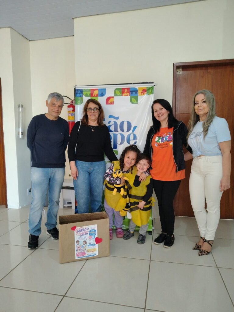 Alunos da EMEI Zeferina Lopes visitam Prefeitura para divulgar campanha solidária